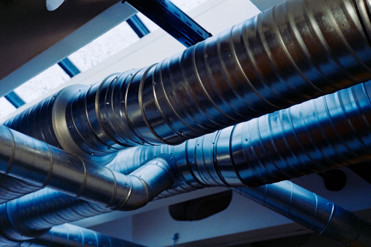 Gaines de ventilation métalliques dans un bâtiment industriel